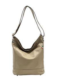 Khaki leren handtas met een slouchy ontwerp, enkele schouderriem en zilveren hardware. Voorzien van een klein Italiaans vlaggetje. Gladde textuur.