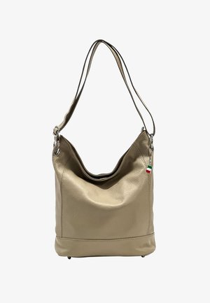 Khaki leren handtas met een slouchy ontwerp, enkele schouderriem en zilveren hardware. Voorzien van een klein Italiaans vlaggetje. Gladde textuur.