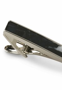Silberner Metallkrawattenclip mit rechteckigem, schwarzem Marmor-Einleger. Der Clip verfügt über eine polierte Oberfläche und einen strukturierten Griffmechanismus.