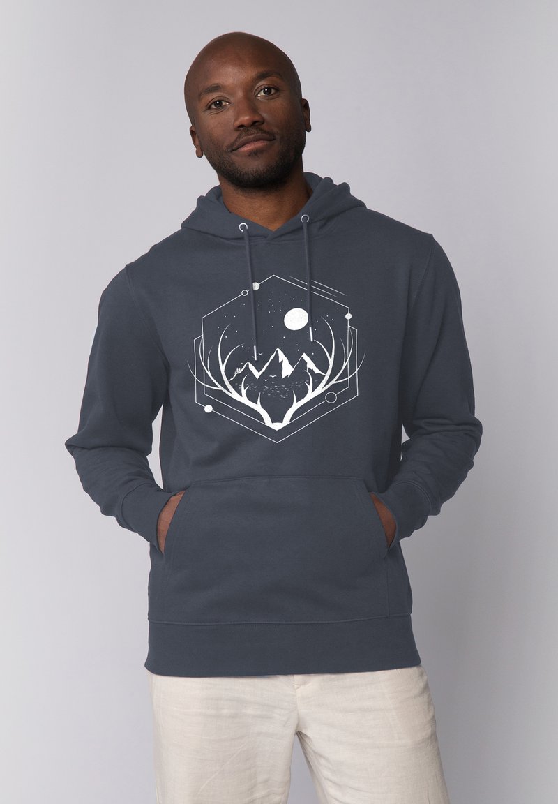 Donkergrijze hoodie met een voorkantzak, voorzien van een wit geometrisch ontwerp van een berg en maan. Gemaakt van een katoenmix met een soepele textuur.