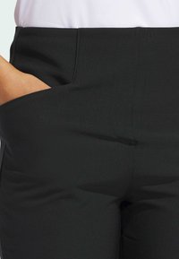 Τα μαύρα ελαστικά παντελόνια διαθέτουν απαλό ύφασμα με εφαρμοστή σχεδίαση και πλαϊνές τσέπες. Η μέση είναι ελαστική για άνεση και ευκολία στη χρήση.