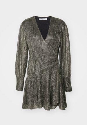 Vestido envolvente metálico y brillante con un profundo escote en V, mangas largas y falda acampanada. Presenta un patrón de rayas verticales texturizadas en gris oscuro.