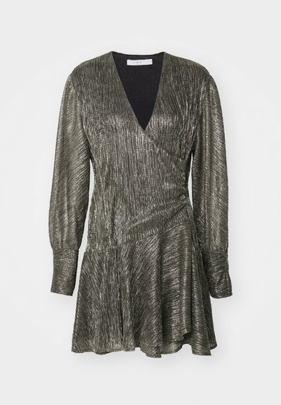 Abito avvolgente lucido e metallico con scollatura a V profonda, maniche lunghe e gonna svasata. Presenta un motivo a strisce verticali testurizzate in grigio scuro.