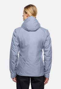 Lichtblauwe hooded jacket met een gladde textuur, met een gestroomlijnd ontwerp en raglanmouwen. Het achteraanzicht toont een aansluitende vorm en strakke lijnen.