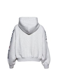 Sudadera con capucha gris hecha de un tejido suave, que presenta un diseño corto, mangas anchas y "Tommy Jeans" impreso en la manga izquierda.