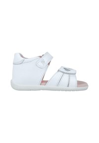 Sandalia de cuero blanca con correa ajustable de Velcro, diseño de punta abierta y pliegues decorativos. Plantilla suave de color rosa y suela de goma texturizada.