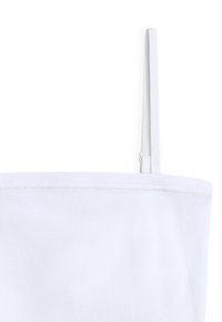 Top sin mangas blanco con textura de canalé, tirantes delgados ajustables y escote recto. La textura es suave y la tela parece ligera.
