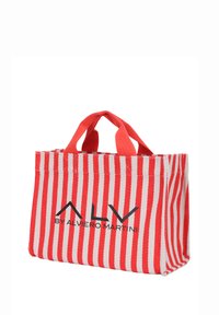 Borsa in tela a strisce rosse e bianche con due manici superiori. Presenta un logo nero, forma rettangolare e dettagli di cucitura visibili.
