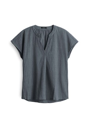Grijze, gestructureerde blouse met korte mouwen en een V-halslijn, met een licht gebogen zoom. Heeft plissé voegen bij de halslijn en is gemaakt van een lichtgewicht stof.
