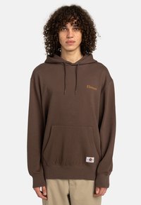 Hoodie marron en tissu doux, avec une poche kangourou à l'avant, des cordons de serrage et un logo "Element" brodé en orange.