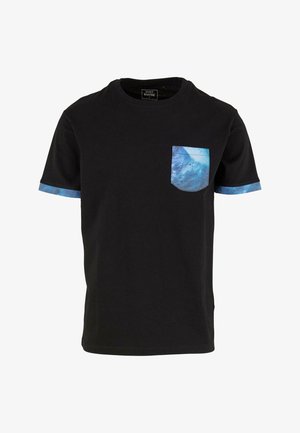 Czarna bawełniana koszulka z niebieską kieszonką w wzory i dopasowanymi akcentami na rękawach. Okrągły dekolt, krótkie rękawy oraz luźny krój.