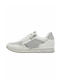 Sneaker mit einem weißen und hellgrauen Design, ausgestattet mit Textil- und Synthetikmaterialien, Schnürverschluss und strukturierten Akzenten an der Sohle.