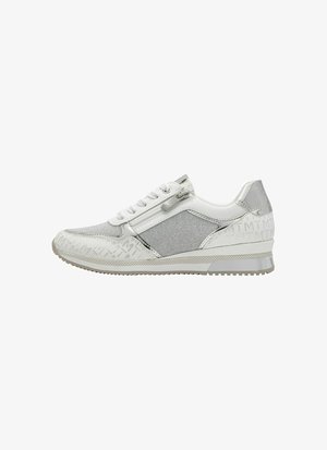Sneaker con un design bianco e grigio chiaro, realizzati con materiali tessili e sintetici, chiusura con lacci e accenti testurizzati sulla suola.