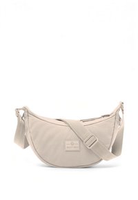 Svetlo béžová kabelka cez rameno s oblým tvarom, vyrobená z textúrovanej látky, s nastaviteľným remienkom a malou značkovou nášivkou.
