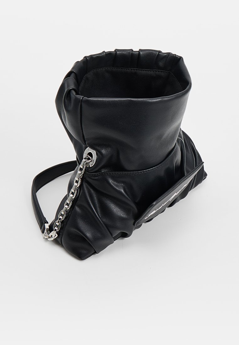 Bolso de mano de cuero sintético negro con un diseño fruncido, correa de cadena plateada y un bolsillo exterior con una etiqueta visible. Textura suave.