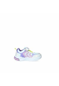 Zapatillas ligeras que combinan materiales en azul pastel, púrpura y rosa, con una correa de velcro y cordones amarillos brillantes. Detalles texturizados visibles.