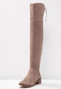s.Oliver Botas mosqueteras - taupe