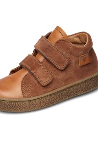 Hnědé kožené a semišové boty se dvěma suchými zipy, kulatou špičkou a texturovanou gumovou podrážkou. Na boku se nachází malé logo.