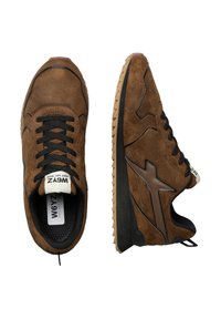 Sneakers in suede marrone con dettagli neri e design con lacci. Presentano una superficie testurizzata e una suola in gomma a contrasto.