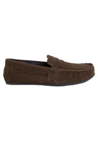Brune ruskinds moccasin-stil loafer med en syning ved tåen, flad gummisål og en lille forhøjet detalje på vampsiden. Den foret inderside har ternet mønster.