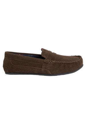 Mocasines de ante marrón estilo loafer con puntera cosida, suela de goma plana y un pequeño acento elevado en el empeine. El interior forrado presenta un diseño de cuadros.