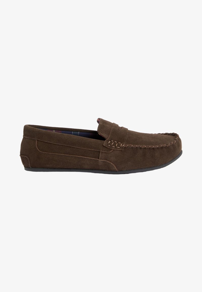 Brune ruskinds moccasin-stil loafer med en syning ved tåen, flad gummisål og en lille forhøjet detalje på vampsiden. Den foret inderside har ternet mønster.