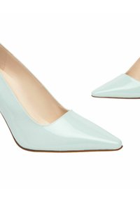 Tacchi alti in pelle verniciata blu chiaro con design a punta e finitura liscia. Presentano uno stile minimalista senza chiusura e un tacco sottile.