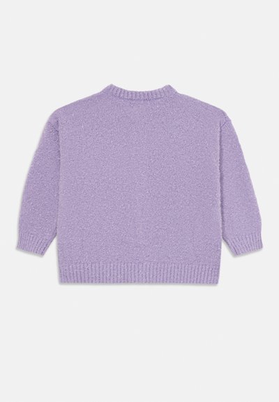 Flauschiger lilafarbener Pullover mit hohem Kragen, langen Ärmeln und geripptem Saum. Weiche Textur und lockere Passform ohne sichtbare Muster oder Verzierungen.
