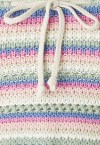 Top all'uncinetto con strisce orizzontali in rosa pastello, blu, verde e bianco, con un laccetto beige nella scollatura.