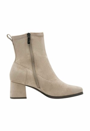 Beige Stiefeletten aus Wildleder mit quadratischer Zehenform, Blockabsatz und seitlichen Reißverschlüssen zum Anziehen; glatte Textur mit minimalen Nähdetails.