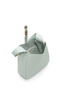 Lichtgroene leren handtas met een gestructureerd ontwerp, een ritsvak aan de binnenkant en een gouden accent aan de voorkant. Voorzien van een korte hengsel.