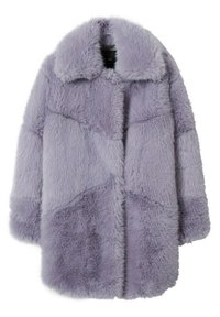 Cappotto in pelliccia sintetica lilla con ampio colletto, maniche lunghe e texture a patchwork su uno sfondo bianco puro.
