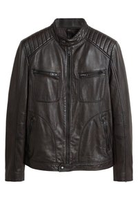 Hnědá kožená bunda s límcem do stoje, prošívanými detaily na ramenou, dvěma náprsními kapsami a bočními zipy. Hladká textura a střih na míru.