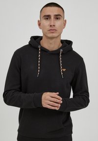 Felpa nera in cotone, con cappuccio e cordino, maniche lunghe e un piccolo logo sul petto.