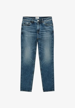 Jeans in denim blu a gamba dritta con una finitura sbiadita, design a cinque tasche, chiusura a bottone in ottone e dettagli leggermente usurati.
