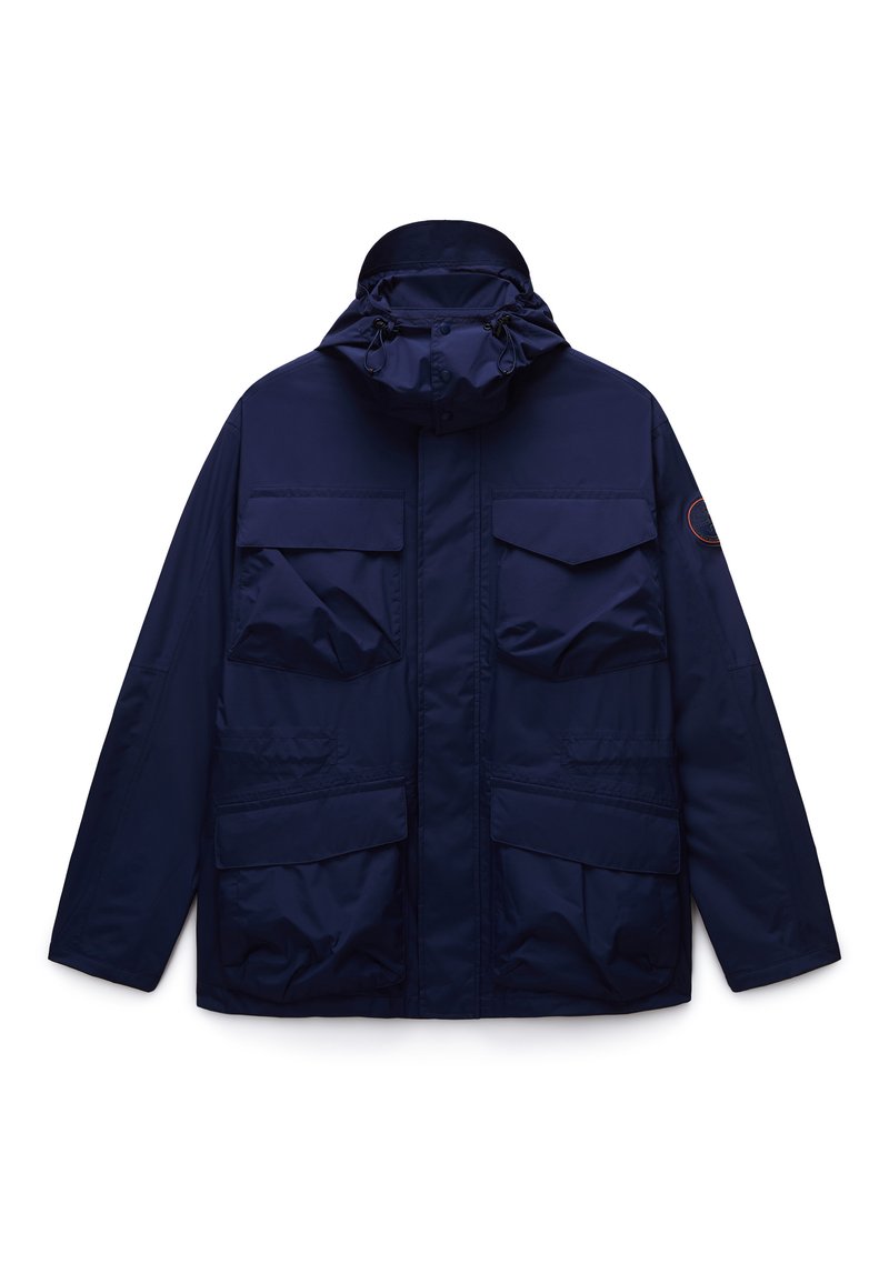 Laivastonsininen vedenpitävä takki, jossa on huppu, useita etutaskuja ja vetoketjukiinnitys. Ominaisuuksiin kuuluu kestävä, teksturoitu kangas.