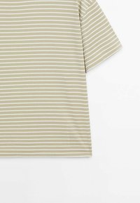 Chemise à manches courtes à rayures horizontales beige et blanches avec un col rond, présentée sur un fond blanc.