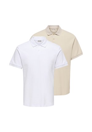 To ensfarvede poloer med korte ærmer, en hvid foran og en beige bagved, begge med kraver og knappelukninger.