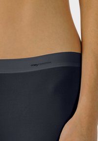 Svart högmidjad underkläder med en slät textur och en bred midja som har "mey EMOTION"-logotyp i grått. Sömlös design för komfort.