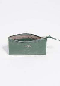 Pochette in pelle verde con stampa a coccodrillo, dotata di cerniera e accessori argentati, con una fodera interna liscia e dettaglio del logo sulla parte frontale.