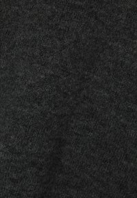 Tissu noir texturé avec une surface douce et duveteuse ; semble dense et chaud, adapté pour des vêtements ou des couvertures.