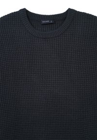 Dunkelgrauer Strickpullover mit einem strukturierten, gerippten Muster. Verfügt über einen Rundhalsausschnitt und ein Etikett "CALLIOPE" in der Mitte, Größe L.