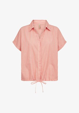 Blouse à manches courtes rayée verticalement rose et blanche, avec col et nouée à l'avant au niveau de l'ourlet, patte de boutonnage cachée.