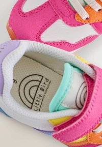 Värvikad laste tossud, kus on segatud roosa, lilla ja türkiissinine tekstiil, takjakinnitusega rihm ja mustriline sisetald.