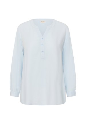 Blouse bleu clair à manches longues avec un col en V, trois boutons sur le devant et des poignets froncés.