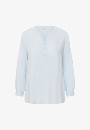 Lyseblå langærmet bluse med V-udskæring, tre knapper foran og rynkede manchetter.