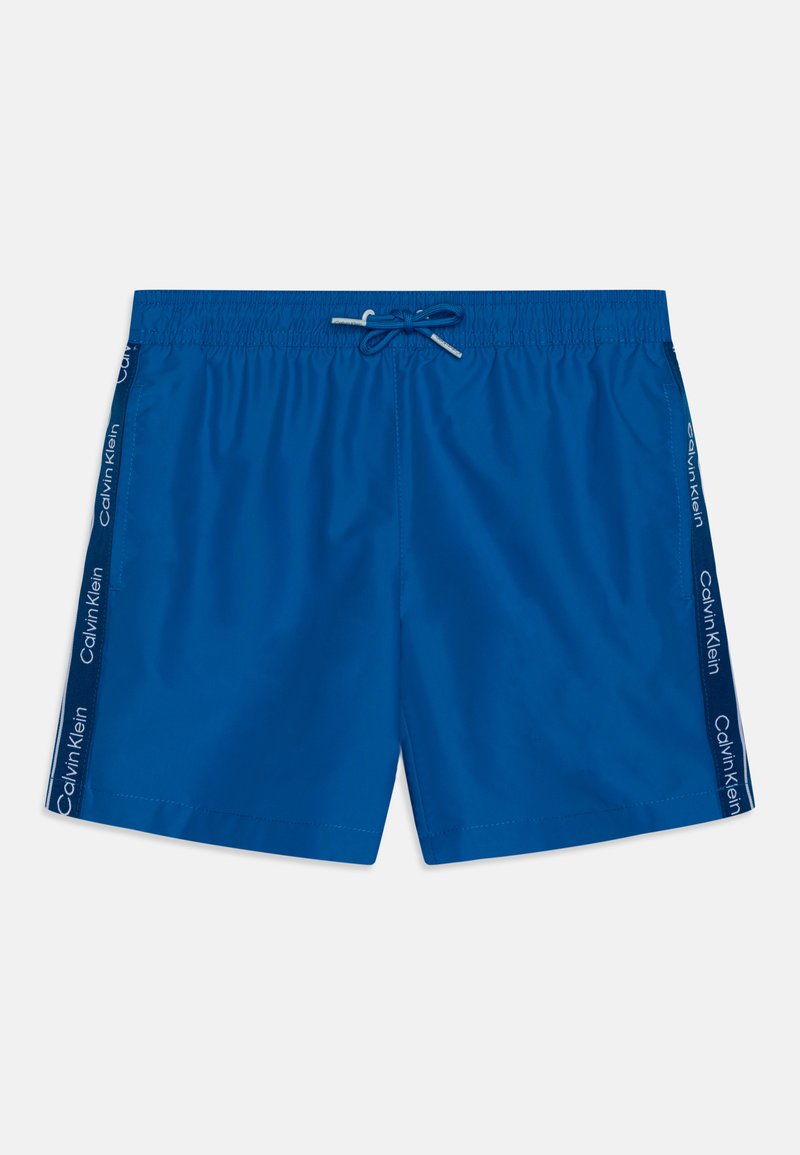 Pantaloni da bagno blu da uomo realizzati in materiale leggero, con cintura elastica, cordoncino e marchio laterale bianco.