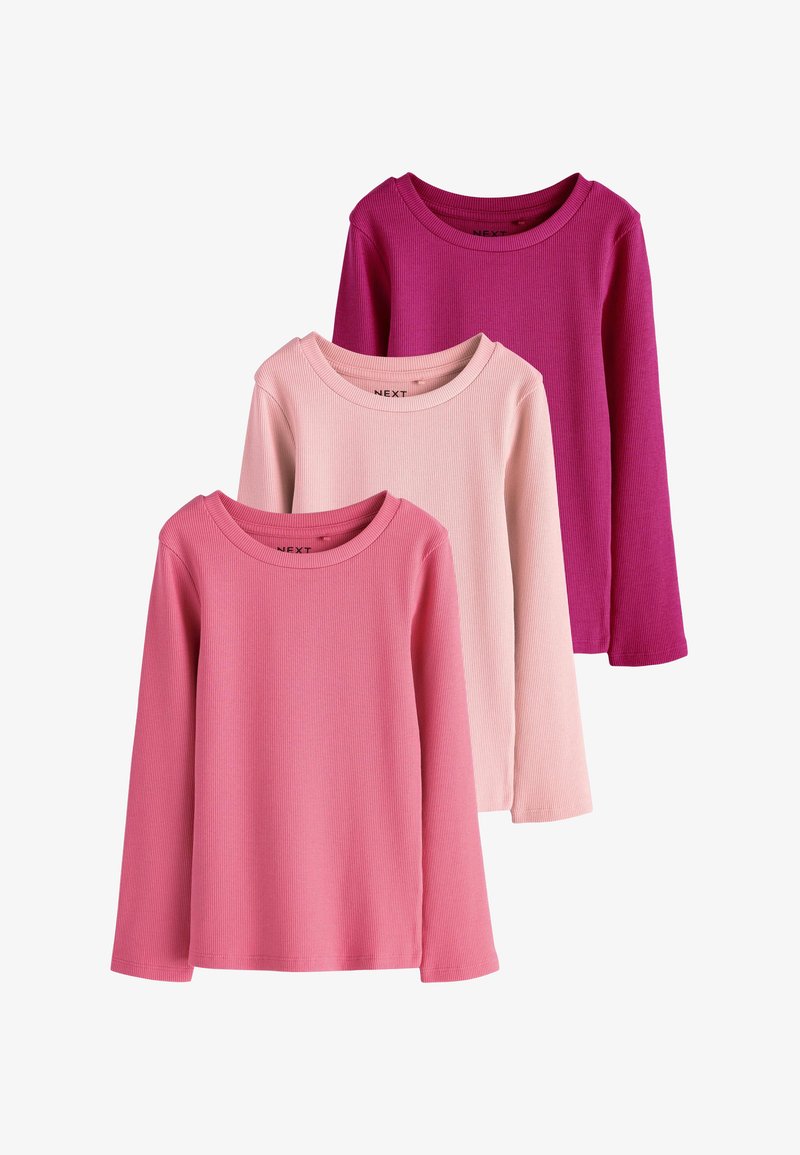 Tres tops de punto acanalado de manga larga en rosa oscuro, rosa claro y magenta dispuestos superpuestos sobre un fondo blanco.