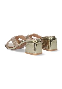 Sandalias doradas de tacón con diseño de tiras cruzadas adornadas con strass, tacones cuadrados y un forro interior liso en color beige.