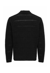 Pull noir à manches longues avec un motif carré ajouré texturé et un col côtelé, vu de dos.